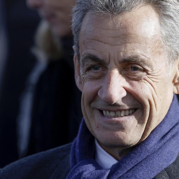 Consultazioni in Francia, Sarkozy rompe il silenzio. Appello ai repubblicani: “Questo paese è di destra”