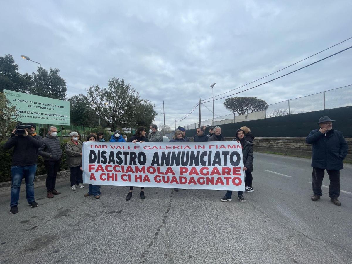 Roma, incendio Malagrotta: sit in di protesta di fronte alla discar…