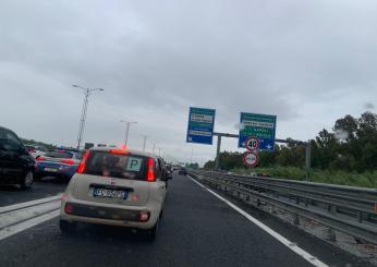 Incidente sull’autostrada Roma-Fiumicino: scontro tra due auto, traffico in tilt | FOTO E VIDEO