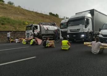 Roma, gli ambientalisti di Ultima Generazione bloccano di nuovo il Gra, all’altezza di Settebagni