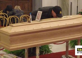 Camera ardente Sandra Milo, l’arrivo del feretro in Campidoglio. La commozione dei figli | VIDEO