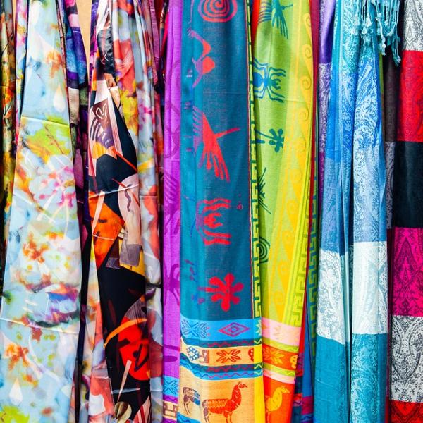 Il foulard di seta: come indossarlo per la primavera 2022