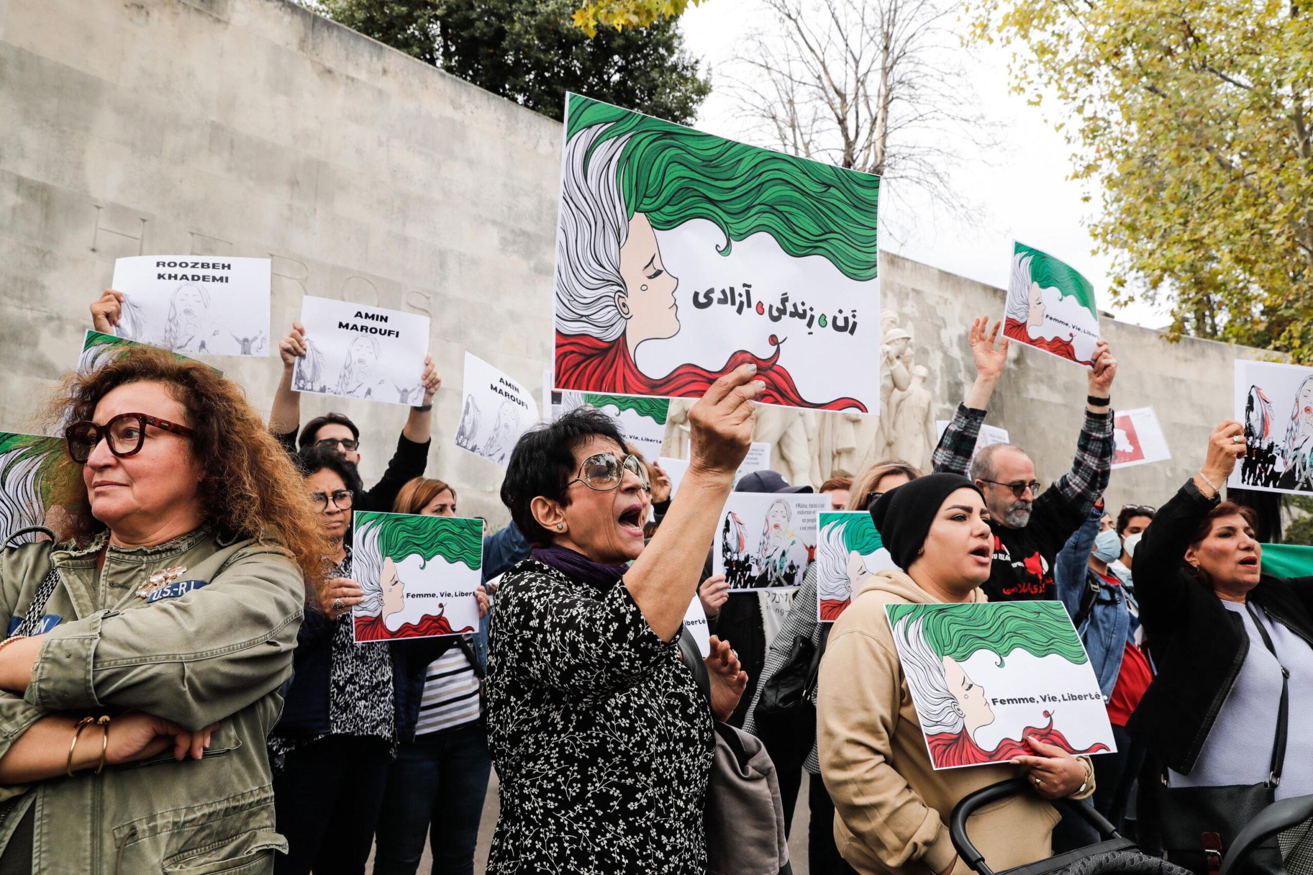 Iran, la polizia morale arresta donne senza hijab nelle strade di Teheran. Nuova stretta con l’operazione “Nour”