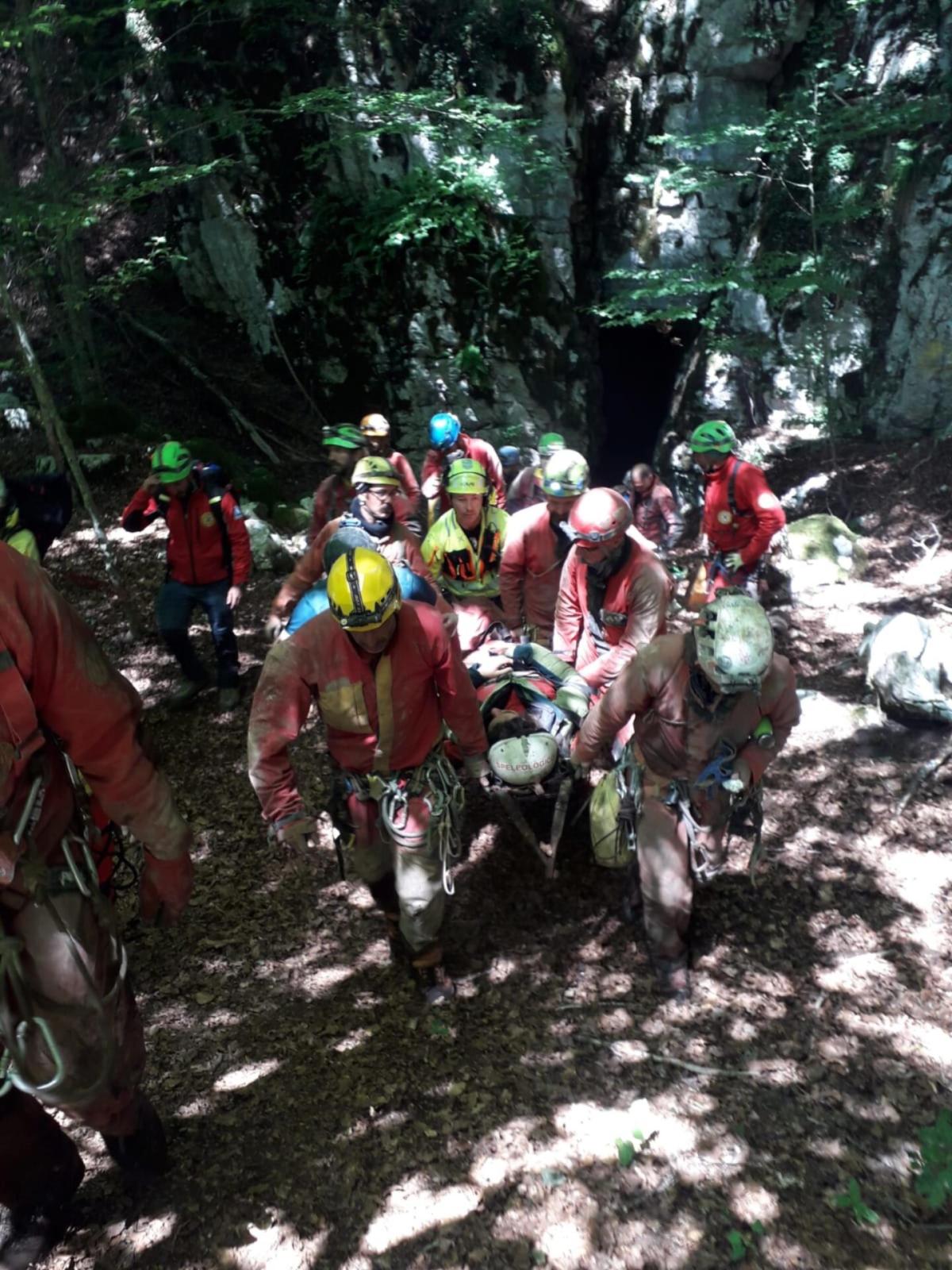 Cade in una grotta a 130 metri di profondità, speleologa recuperata…