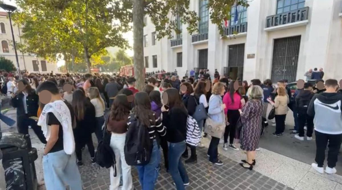 Milano, spray al peperoncino in una festa scolastica: scoppia il caos