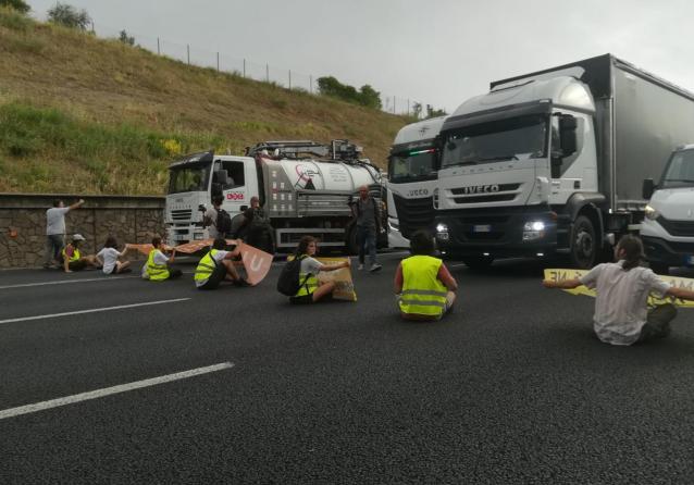 ultima generazione blocca gra roma foto ansa