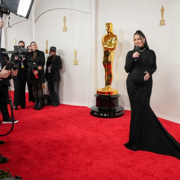 Vanessa Hudgens incinta: l’attrice mostra il pancione sul red carpet degli Oscar 2024 | VIDEO