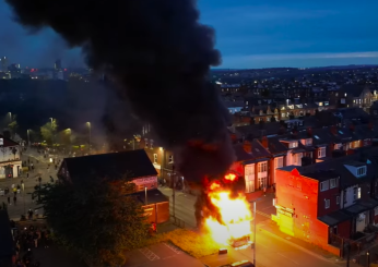 Inghilterra, scontri nella notte a Leeds: in fiamme un’auto della polizia ed un bus a due piani | VIDEO E FOTO