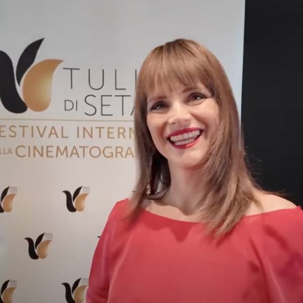 Lorena Bianchetti ai Tulipani di Seta Nera: “Mi presento ai tuoi su Rai 2 un successo, ma non so se tornerà. Il mondo ascolti Papa Francesco” | VIDEO