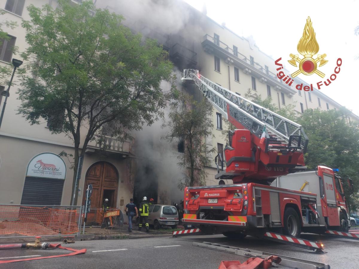 Milano, grave incendio in un’autofficina. Evacuato il palazzo: 3 morti e quattro feriti nell’edificio a Gambara | VIDEO