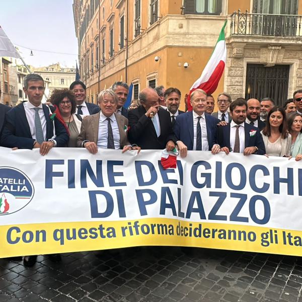 Premierato approvato in Senato, il governo Meloni esulta al flashmob di FdI, Malan: “Mai più inciuci” | VIDEO