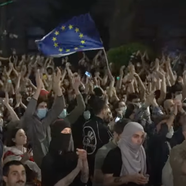 Georgia, proteste contro la legge sulle influenze straniere a Tbilisi: 63 arresti, manganellati giornalisti e il leader dell’opposizione | VIDEO