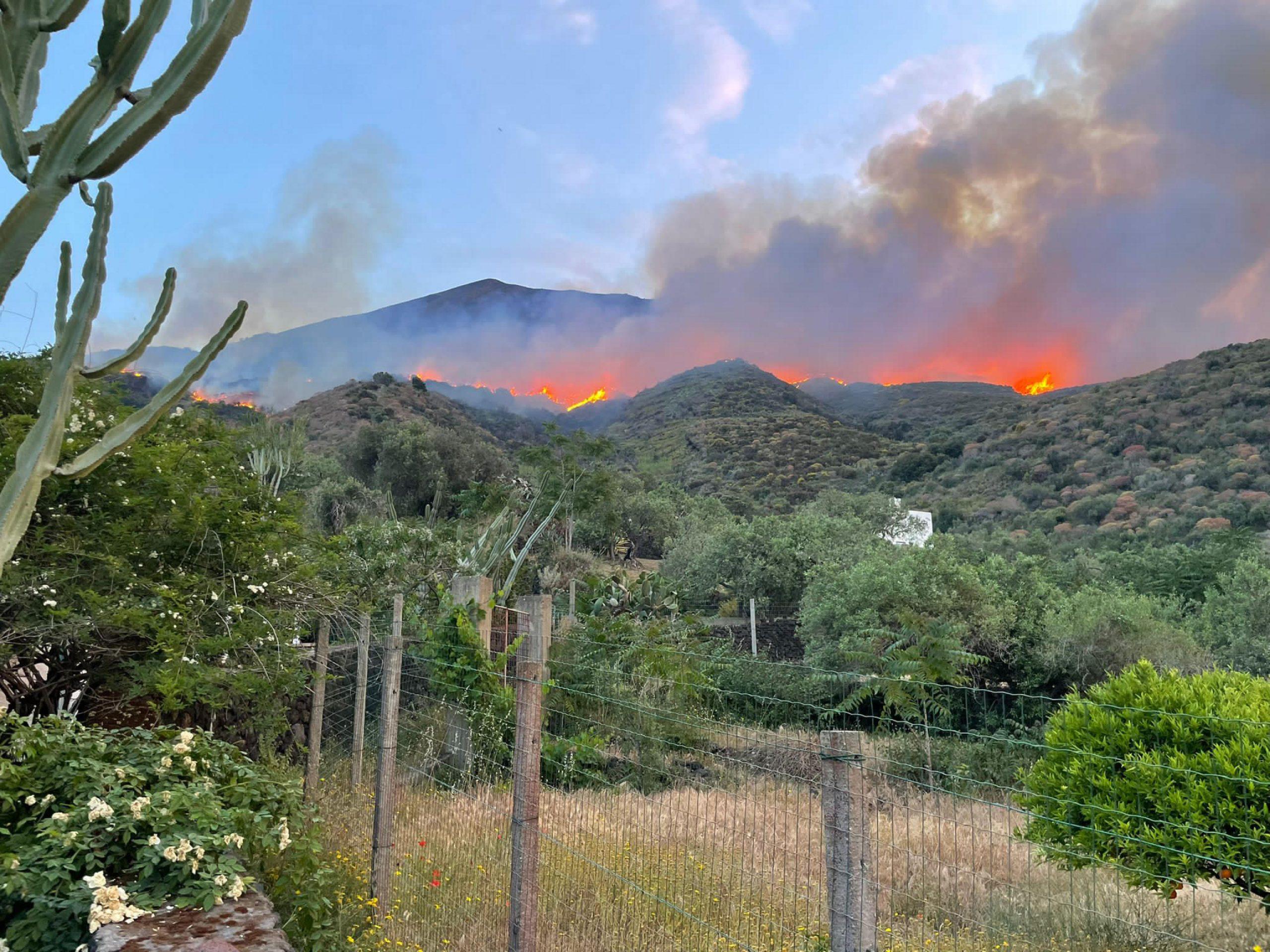 Incendio sul set a Stromboli, domate le fiamme dopo una notte di paura