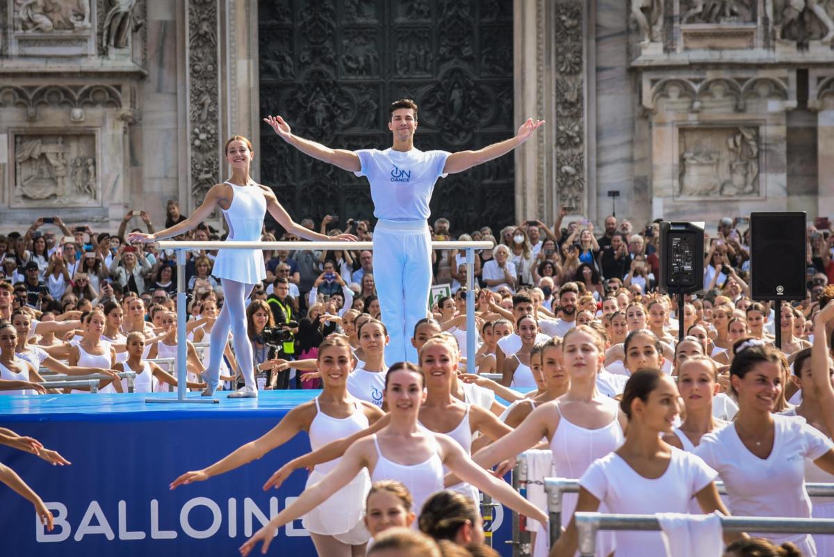 Roberto Bolle a Milano maestro per 1600 ballerini in piazza Duomo