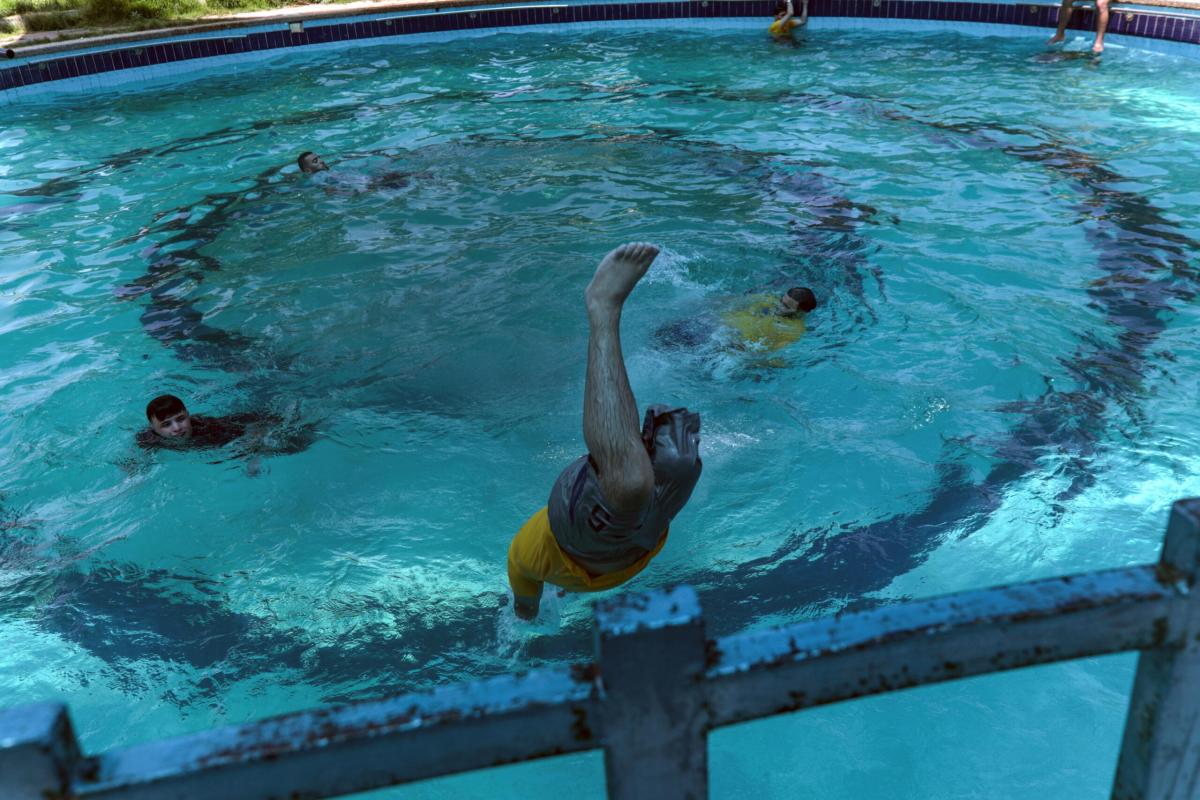 Taranto, donna cade nella piscina di casa: muore per annegamento