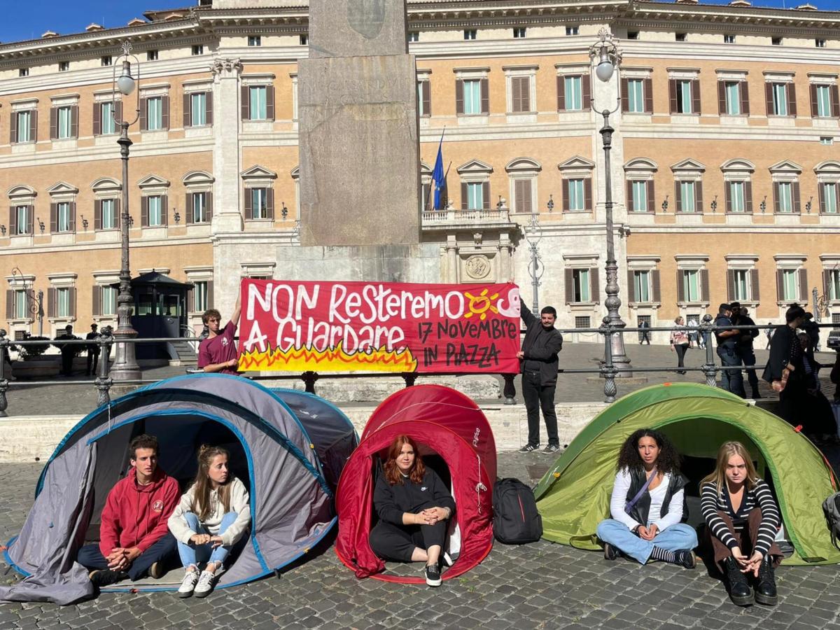 Tende davanti a Montecitorio per il caro affitti, gli studenti “riuniscono” Schlein e Conte che attaccano: “Meloni si nasconde…” | VIDEO