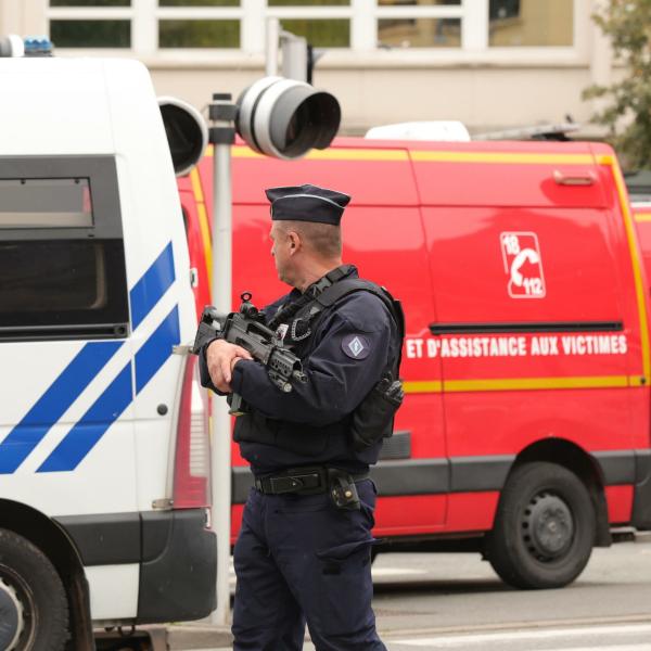 Francia, attacco terroristico con un morto: l’attentatore gridava “Allah akbar”