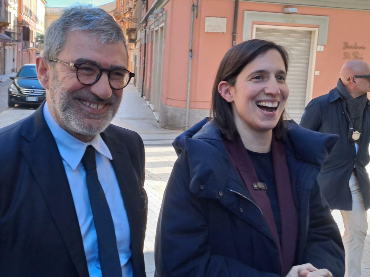 Pd, Elly Schlein lancia la sfida in Abruzzo al centrodestra e a Conte: “Il nostro nemico è la destra. Lui da che parte sta?”