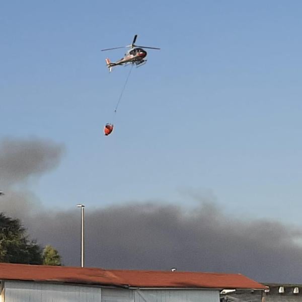 Bari, incendio sul lungomare: enorme colonna di fumo visibile da lontano, non ci sono feriti