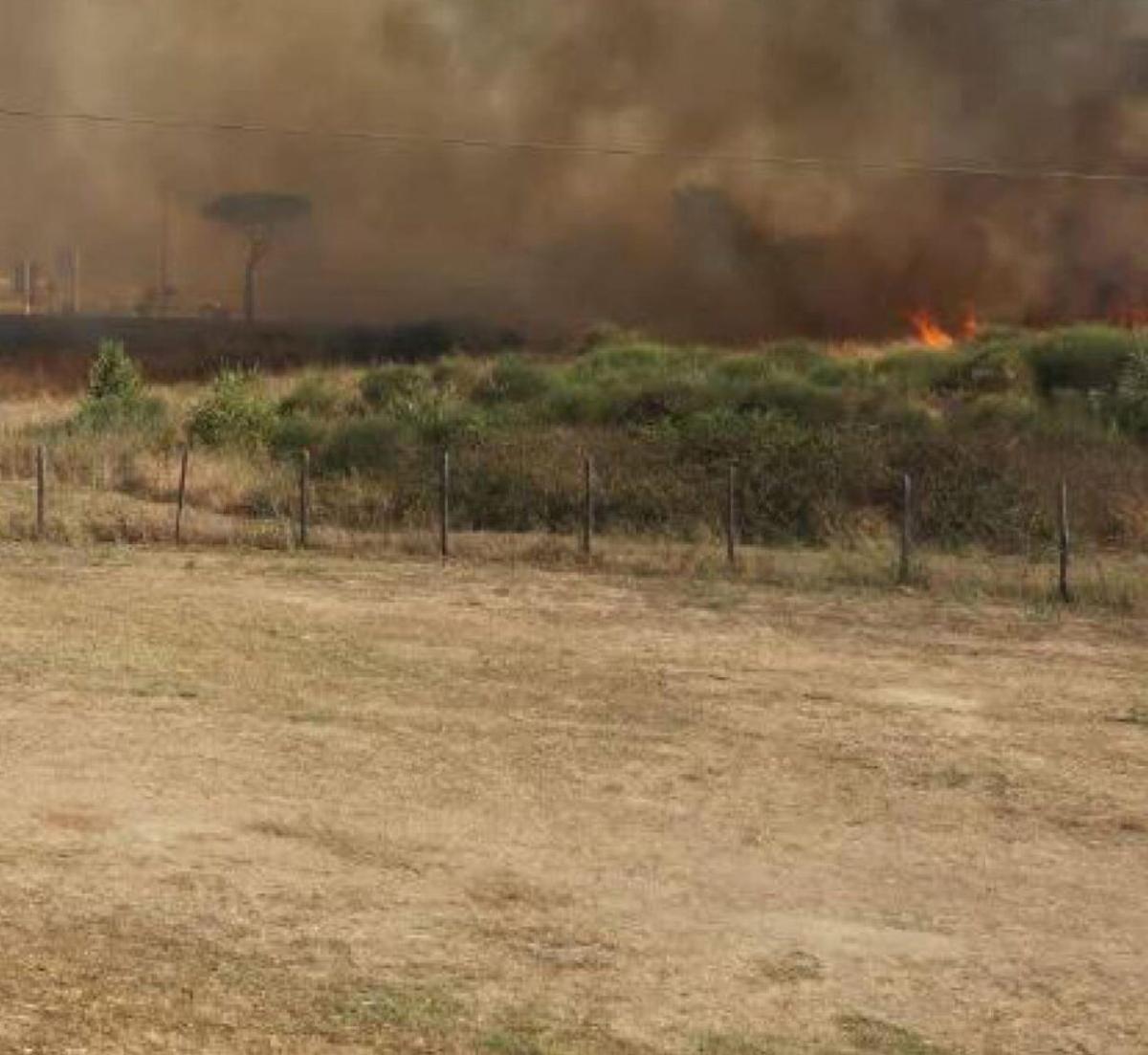 Roma, incendio a via Monte Carnevale: bruciano sterpaglie, cenere in centro. Cosa è successo?