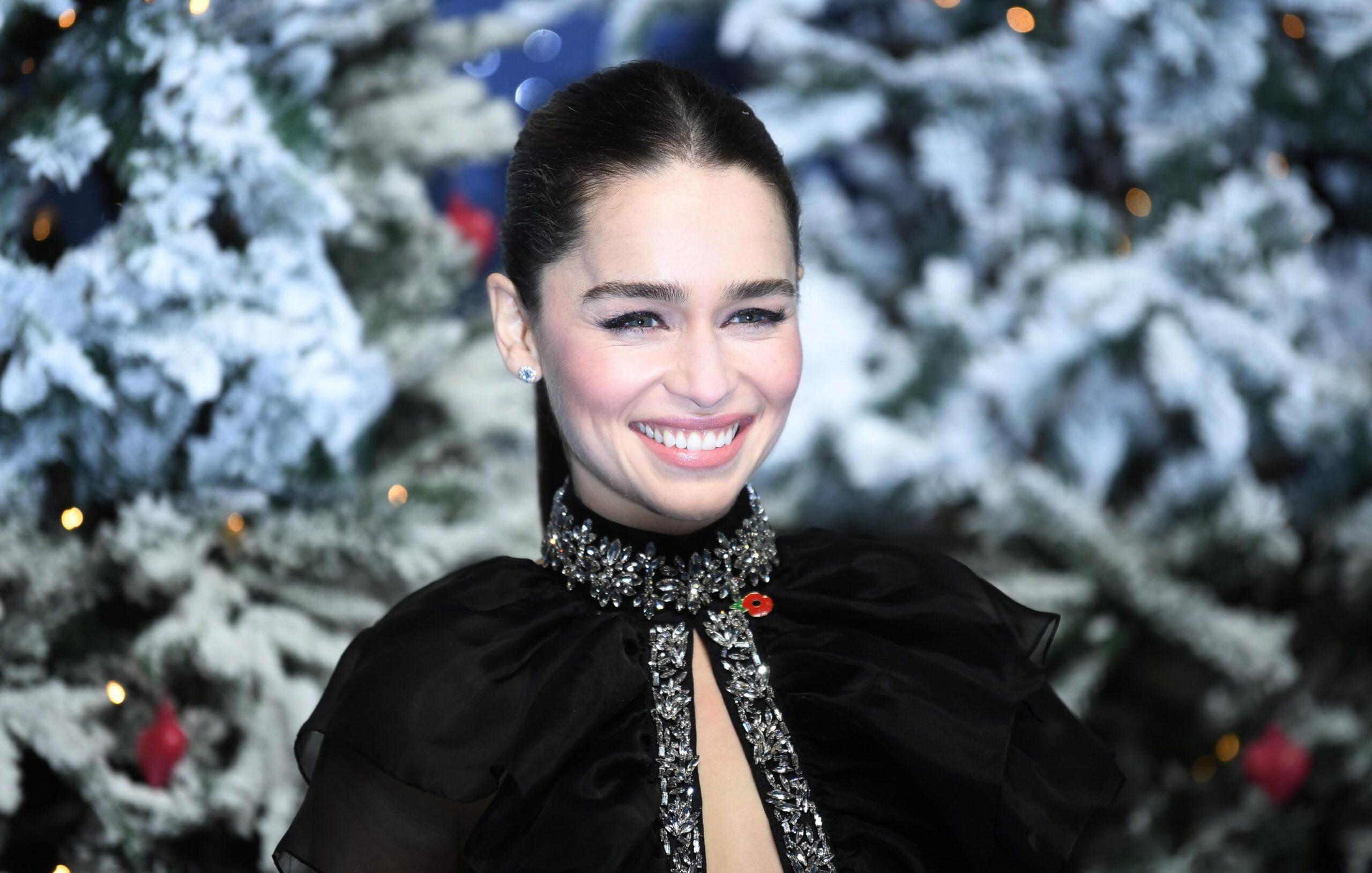 È Natale per Emilia Clarke: in arrivo “The Night Before Christmas in Wonderland” su Prime Video