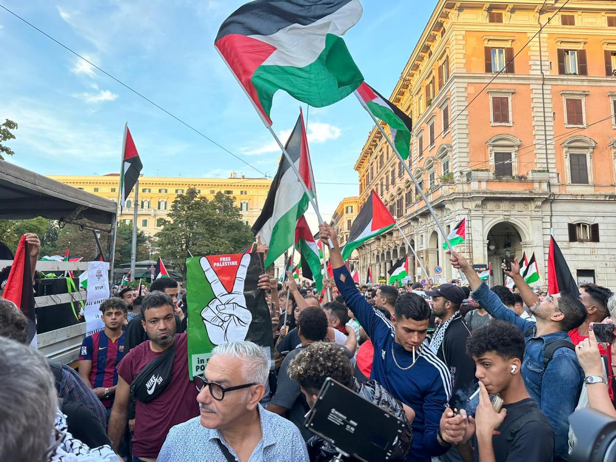 Roma, manifestazione a sostegno della Palestina: scontri tra studen…