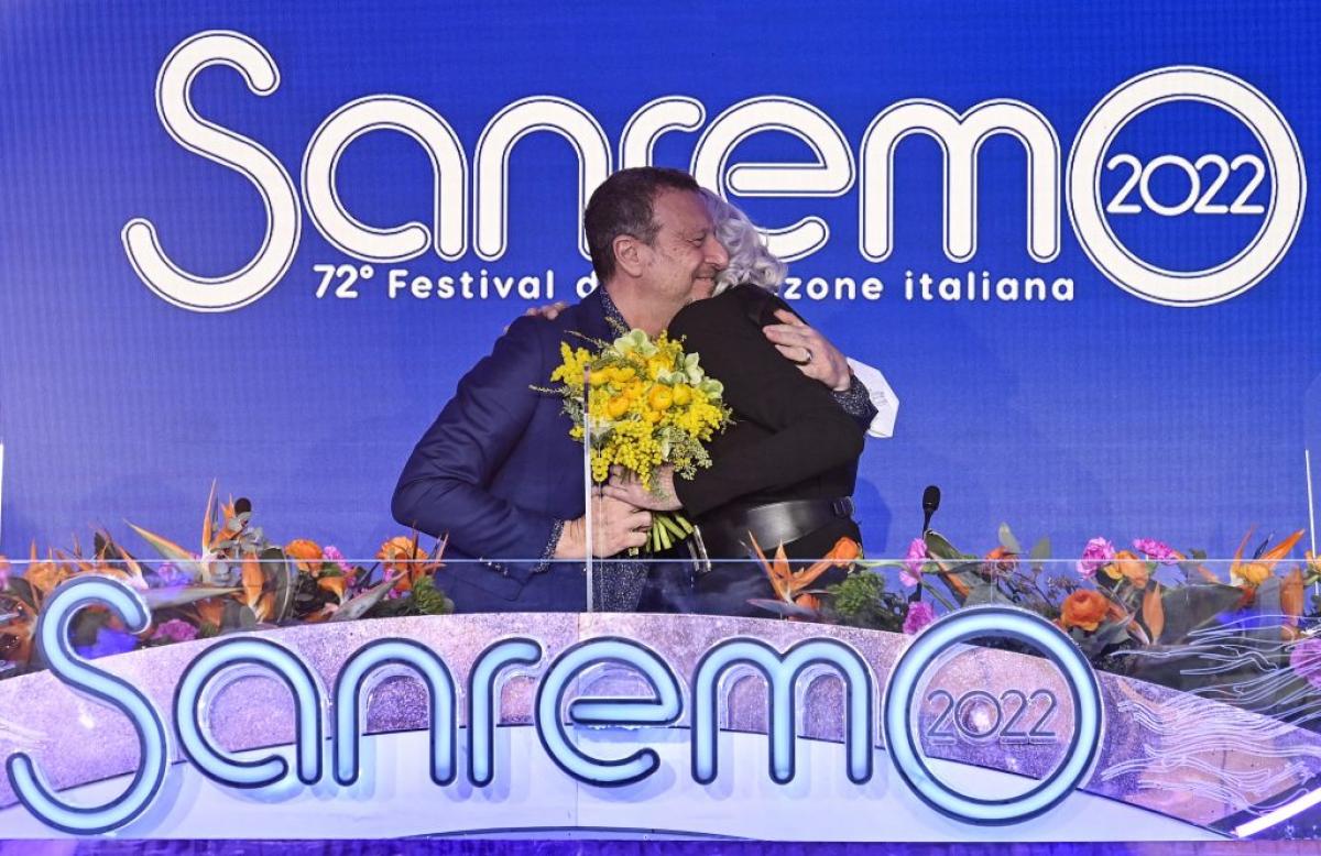 Sanremo, questa sera con Drusilla Foer. Curiosità e previsioni