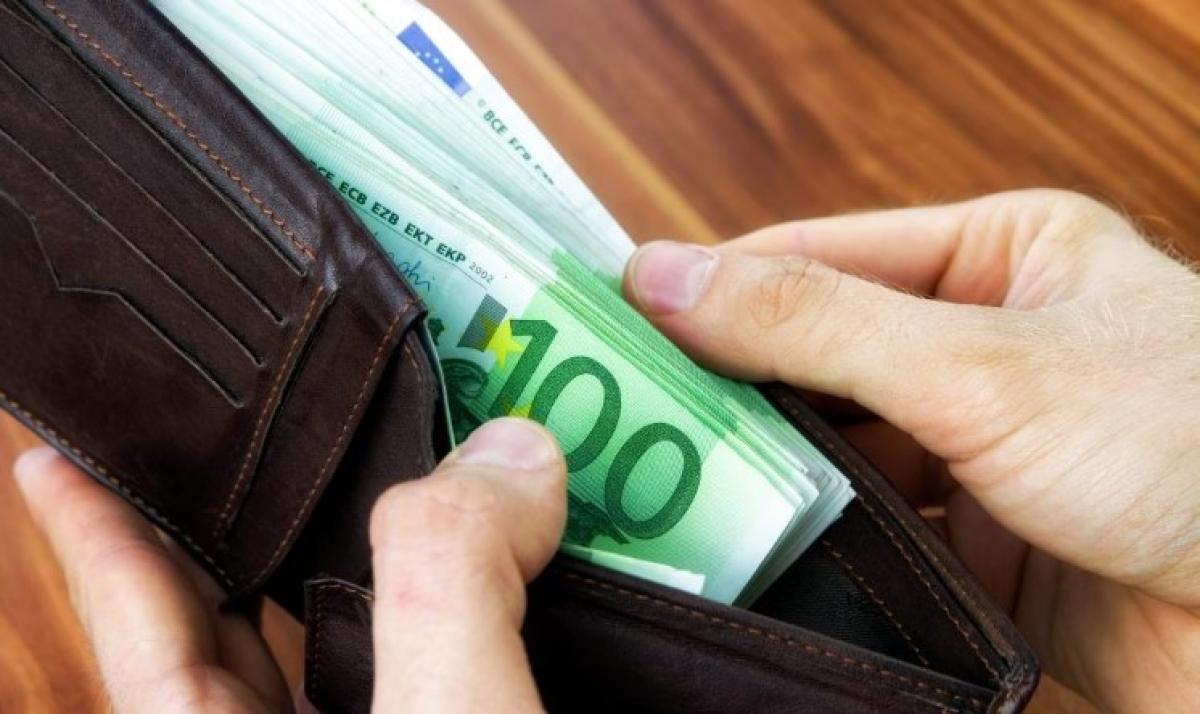 Chi prende 10.000 euro quanto deve pagare di tasse? Partita Iva regime forfettario e ordinario