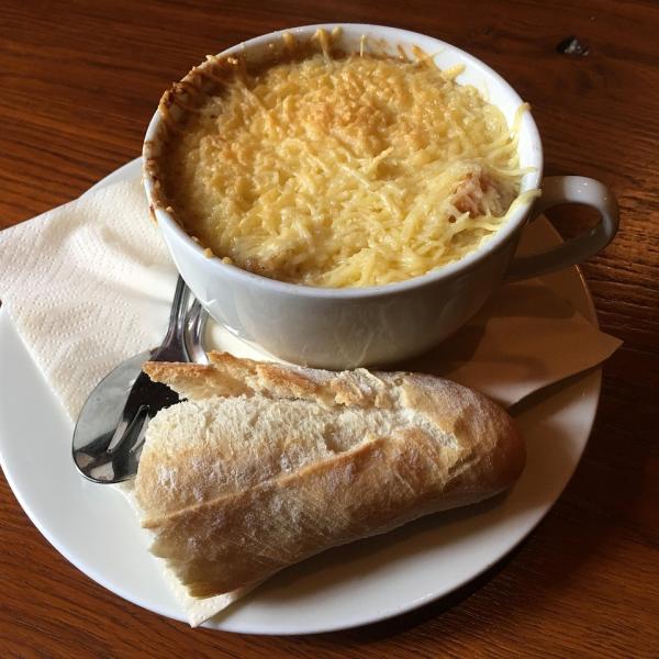 Zuppa di cipolle francese, il comfort food che vi conquisterà