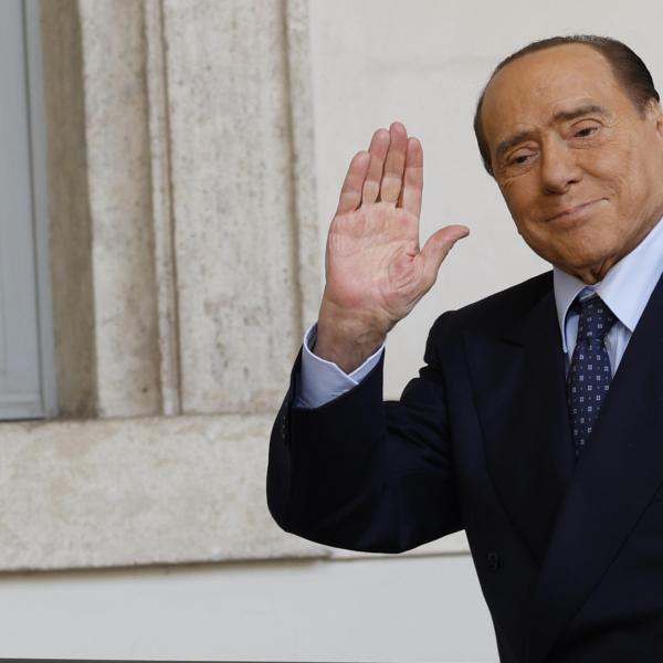 Polemica sul francobollo commemorativo di Silvio Berlusconi: il Cdm approva nonostante una raccolta firme chieda a Mattarella di non autorizzarlo