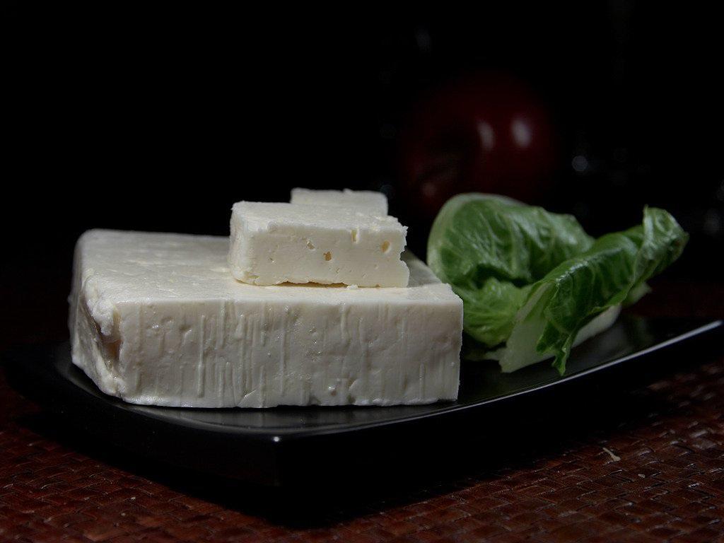 Feta al forno, ricetta greca per un tuffo alle origini del formaggio