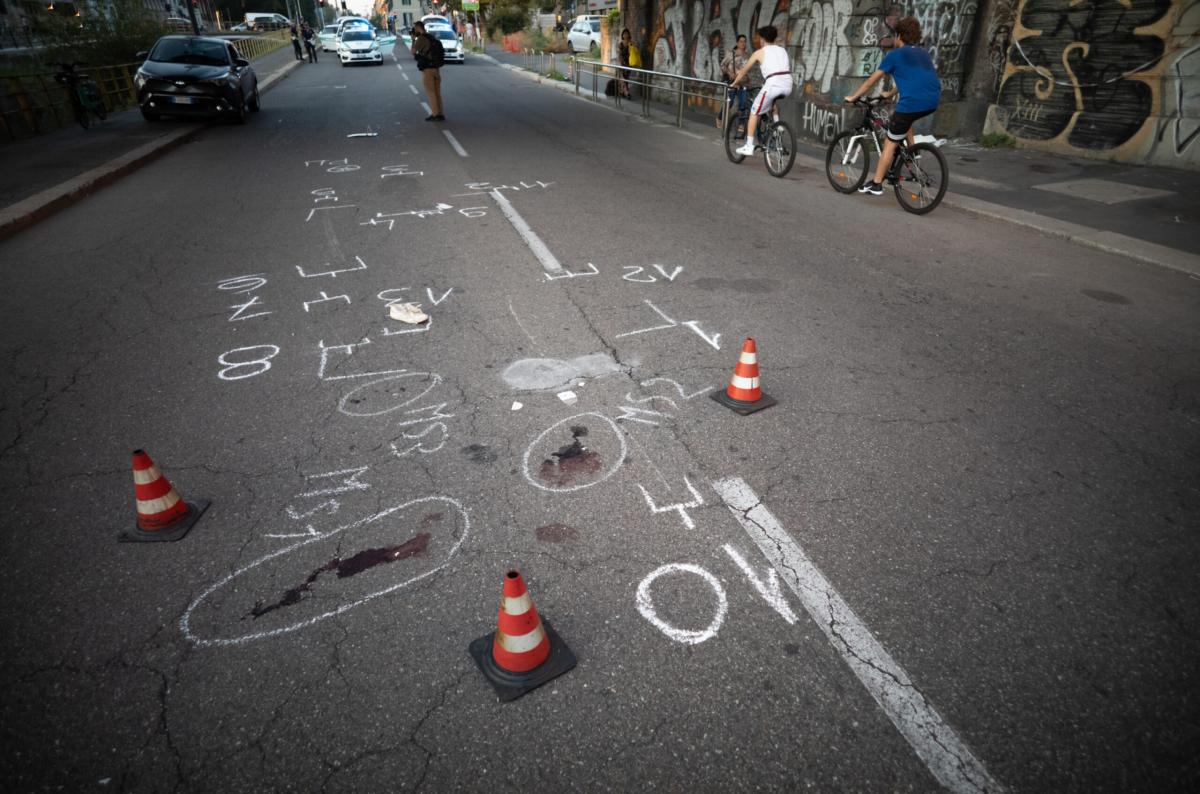 Milano, incidente in via Sforza: ciclista 55enne travolta da un’aut…