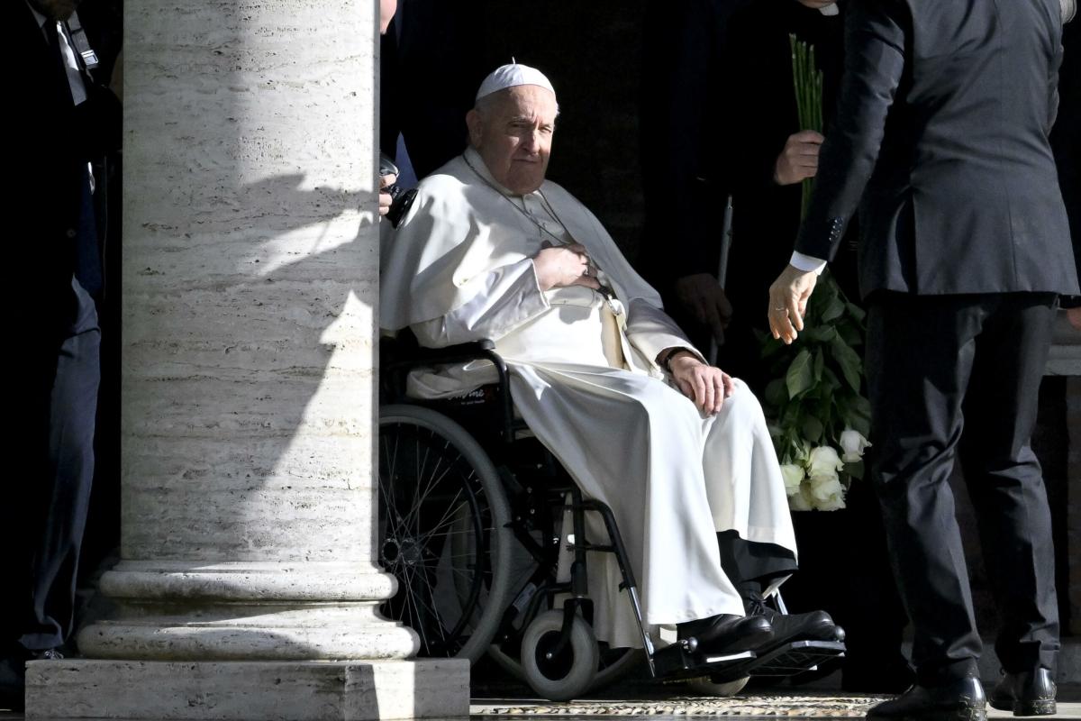 Salute precaria per Papa Francesco: il pontefice è in aula ma non l…