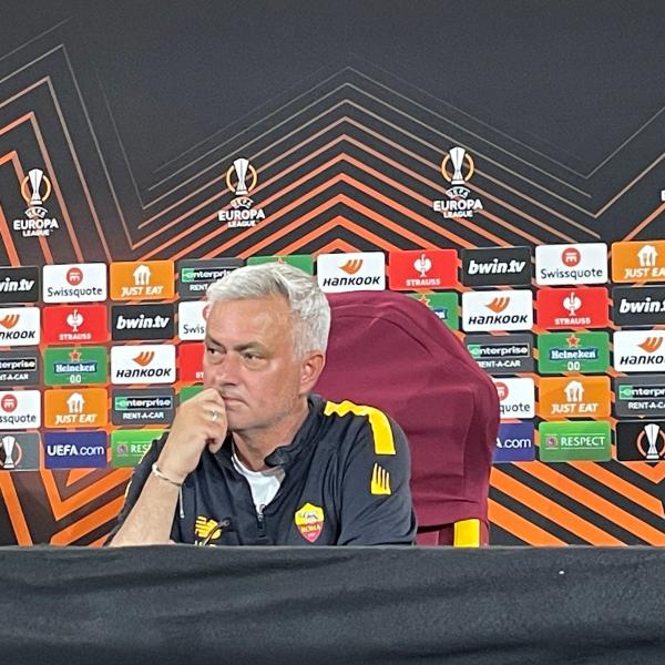 Roma, Mourinho: “Non mi sento l’artefice di questi due anni. Abbiamo fatto tanto per giocare questa finale”