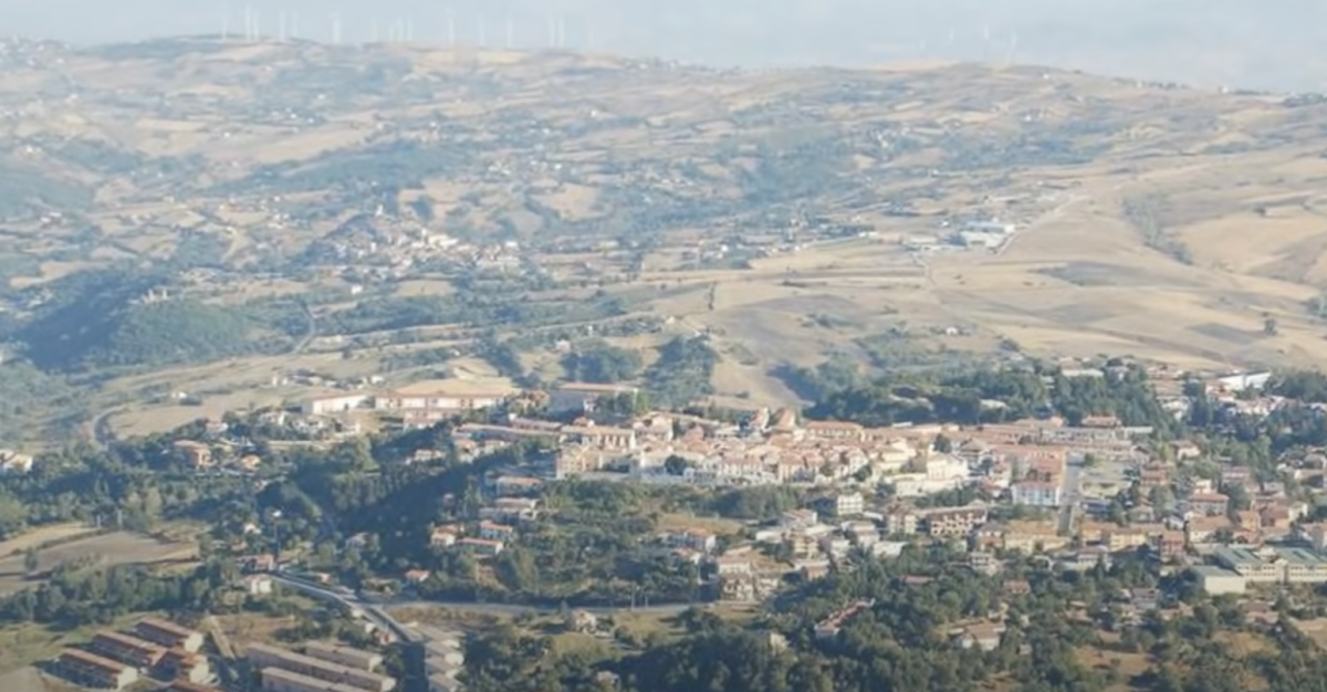 Avellino, tenta il suicidio all’arrivo della polizia a Sant’Angelo dei Lombardi: arrestato