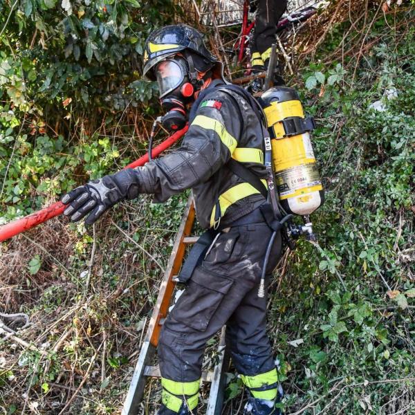 Incendio Genova: vegetazione in fiamme sulle alture di Sestri Ponente