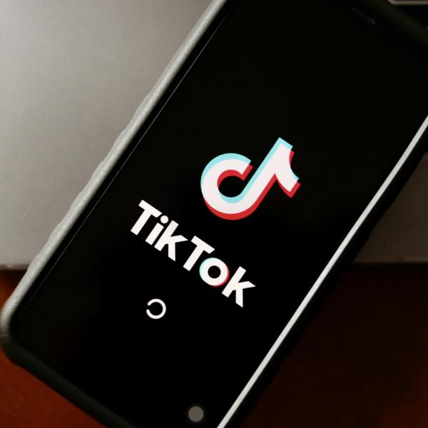 TikTok licenzia 4 dipendenti: l’app accusata di “sorveglianza segreta”