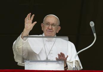 Papa Francesco all’Angelus: “Questo Natale prendetevi cura degli altri con gentilezza. Non confondete la festa con il consumismo”