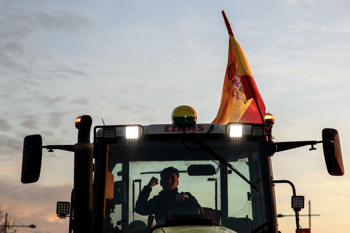 Proteste agricoltori Spagna, centinaia al centro di Madrid con i trattori