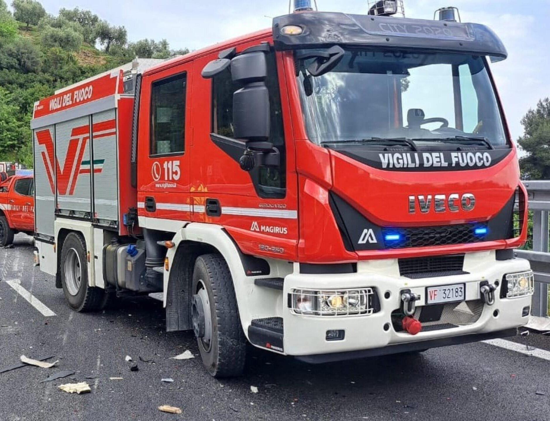 Rieti, incendio nel polo logistico di Passo Corese: in fiamme il tetto di un capannone, sul posto i vigili del fuoco