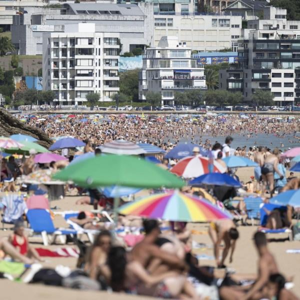 Spagna, cresce il turismo nonostante le proteste: 64,8 milioni di visitatori nel 2024 | FOTO E VIDEO