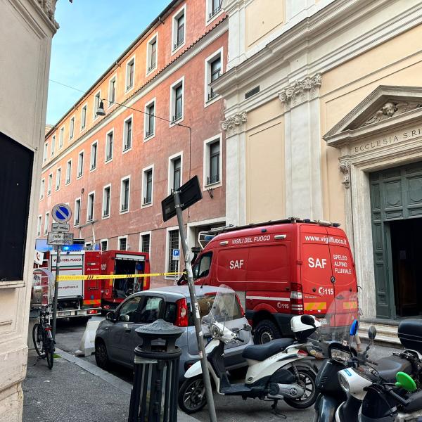 Cade ascensore in un palazzo in centro a Roma: un morto e due feriti | FOTO