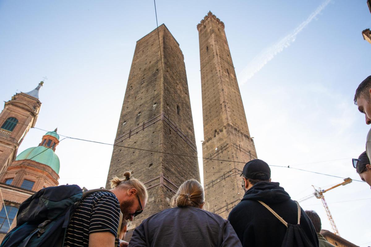 Bologna, piazza di Porta Ravegnana (sotto le Due Torri) chiusa: dis…