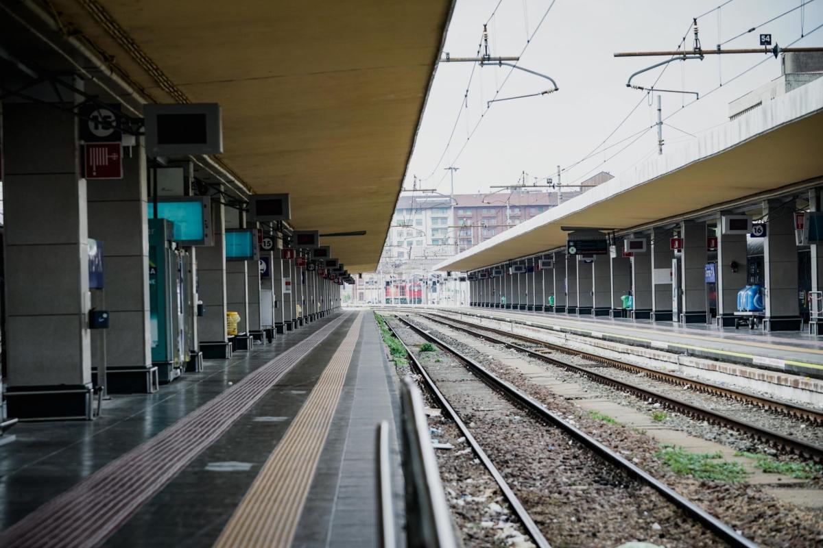 Brescia, tragedia sui binari: treno travolge una donna a Cazzago Sa…