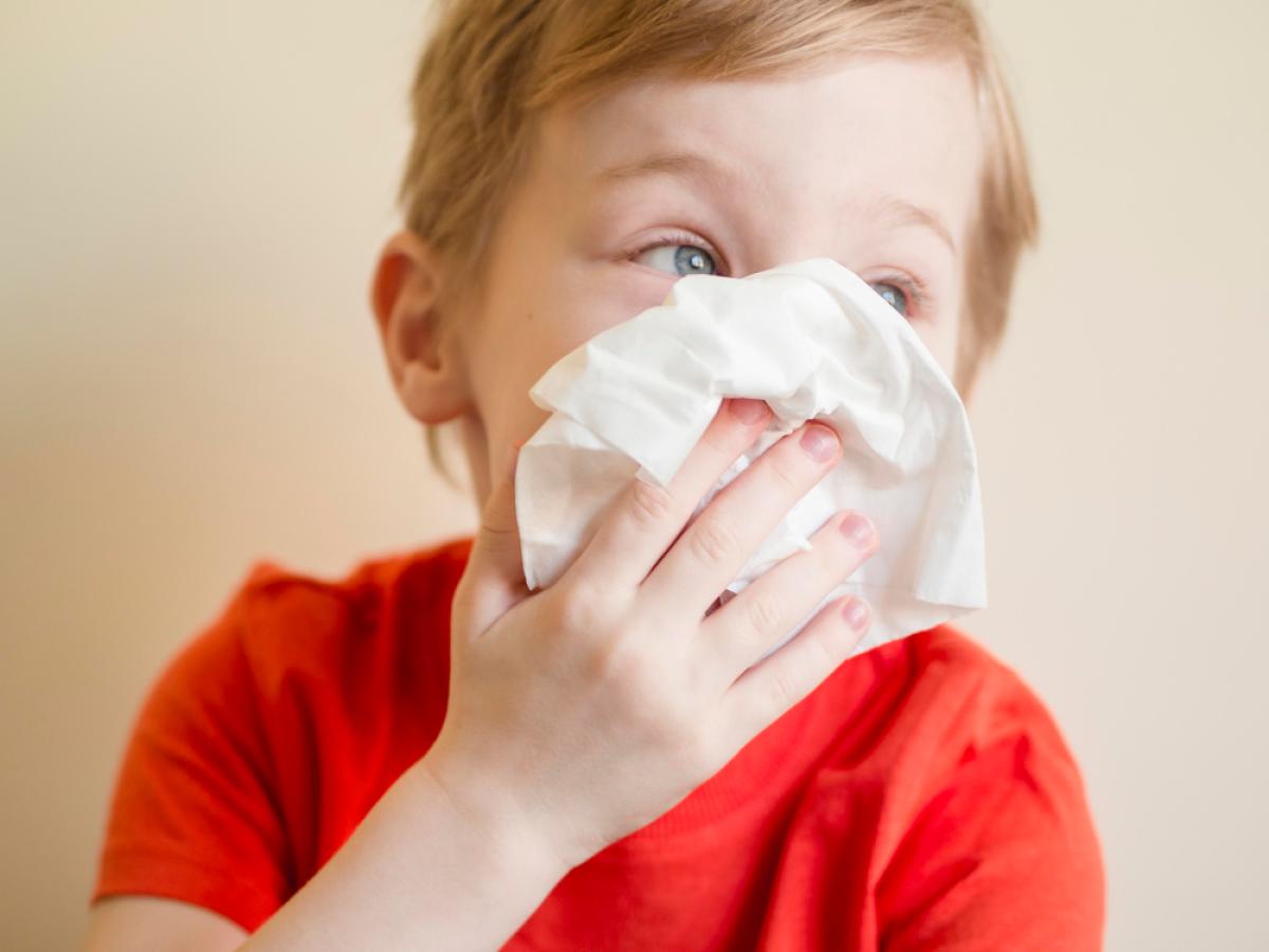 Come si cura la rinite allergica nei bambini: sintomi e cure