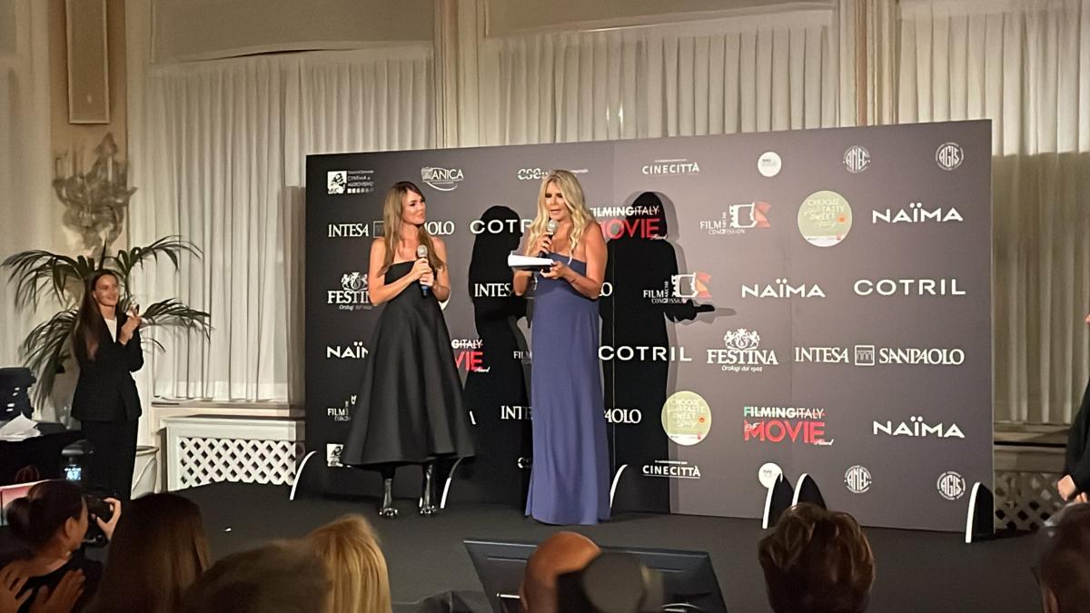 Ilary Blasi al Festival di Venezia, nuovo look e premio: “È il prim…