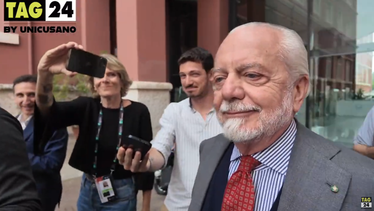 Napoli, il presidente De Laurentiis si fa un selfie con un tifoso juventino. E su Conte e Gasperini… | VIDEO