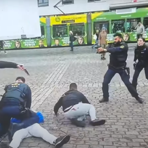 Germania, attacco con coltello e spari durante un manifestazione anti-islam a Mannheim: diversi feriti, neutralizzato l’aggressore | VIDEO