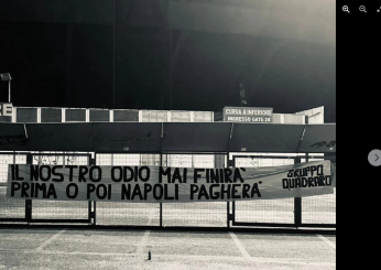 Napoli, blitz dei tifosi romanisti sotto la Curva A del Maradona: spunta uno striscione shock| FOTO