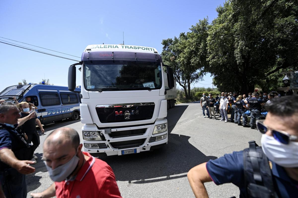 Roma, scoperte intercettazioni dei netturbini che rubavano la benzi…